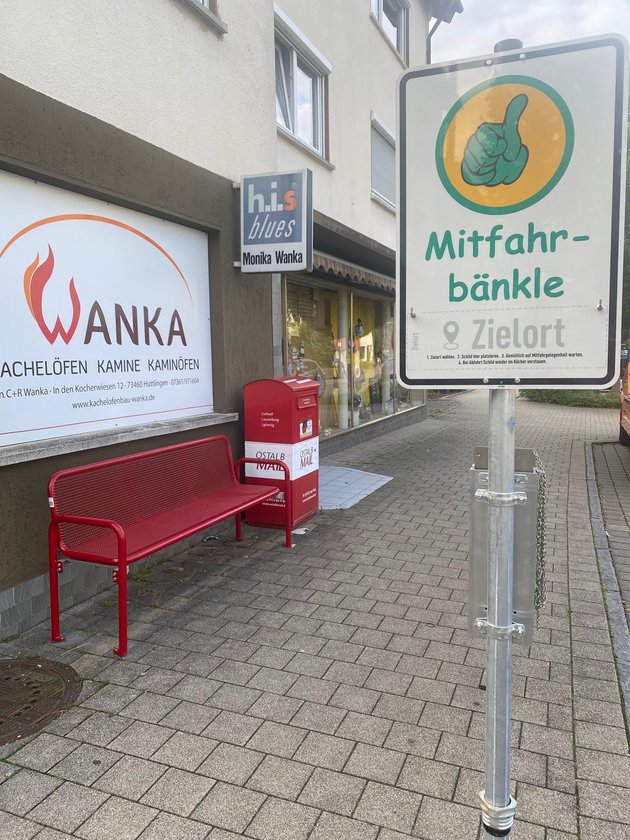 rote Bank mit Mitfahrbänkleschild