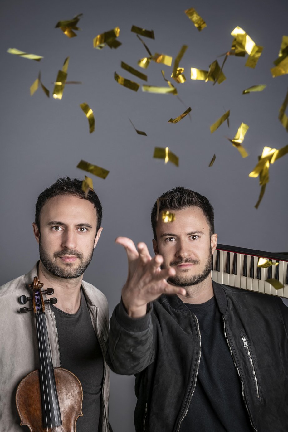 Zwei Männer mit Geige und Keyboard