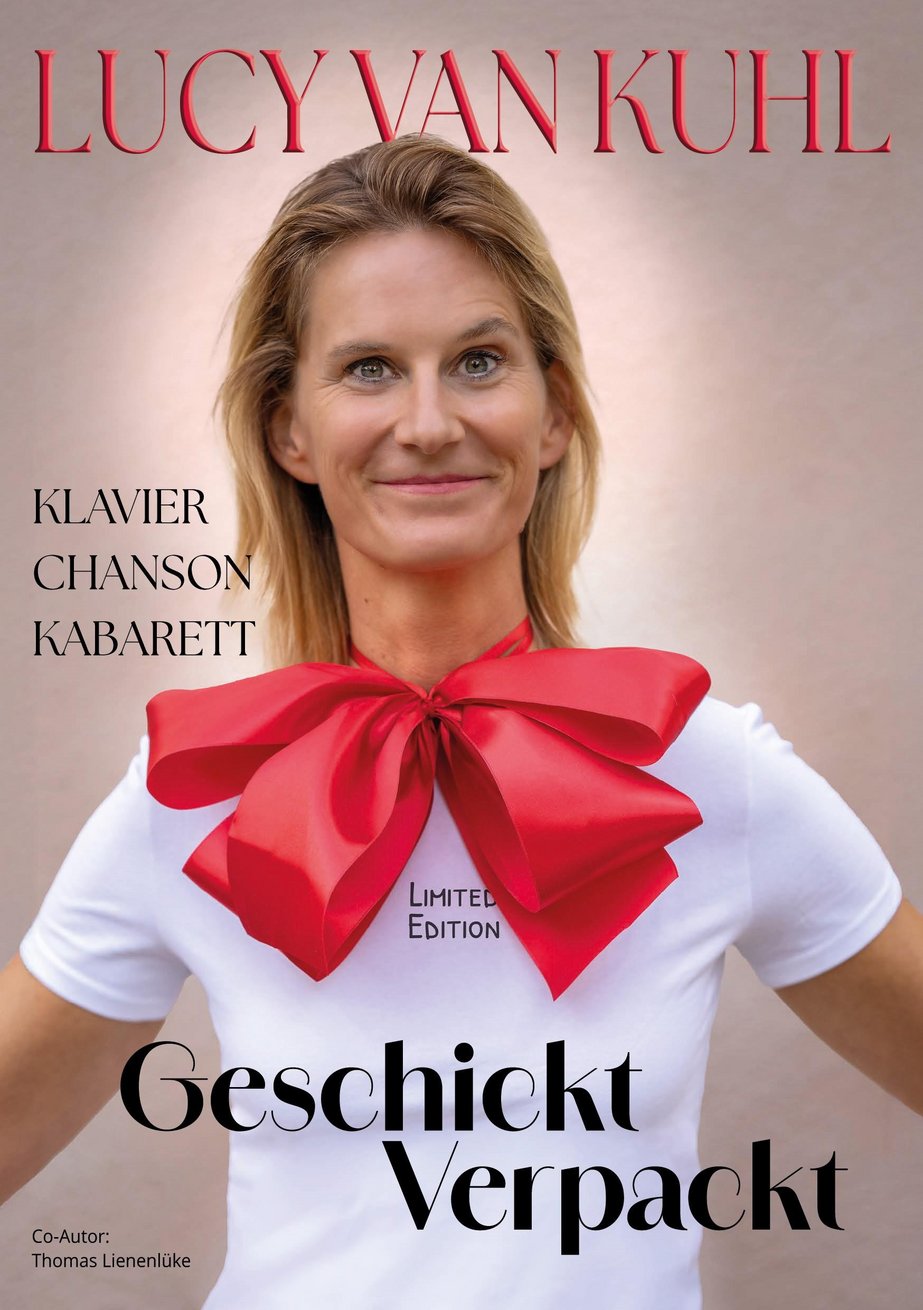 Frau mit großer Schleife um den Hals